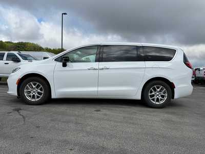 2024 Chrysler Pacifica, $37400. Photo 9