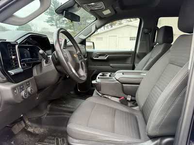 2022 Chevrolet 1500 Crew Cab, $37900. Photo 3