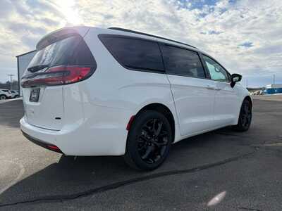 2026 Chrysler Pacifica, $46014. Photo 6