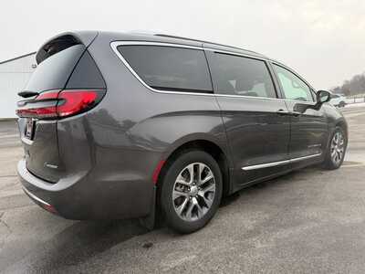 2022 Chrysler Pacifica, $33900. Photo 10