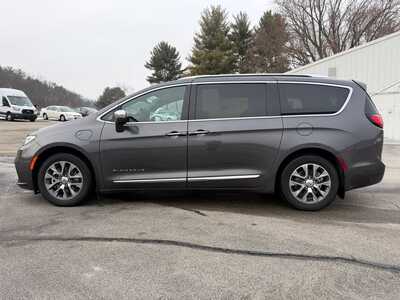 2022 Chrysler Pacifica, $33900. Photo 4