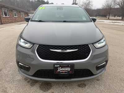 2025 Chrysler Pacifica, $32900. Photo 2