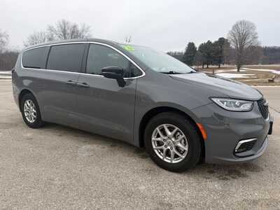 2025 Chrysler Pacifica, $32900. Photo 3