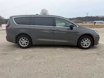 2025 Chrysler Pacifica, $32900. Photo 4