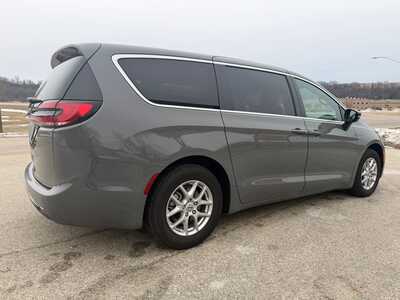 2025 Chrysler Pacifica, $32900. Photo 5