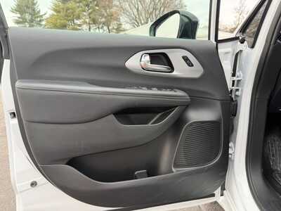2025 Chrysler Pacifica, $37900. Photo 11