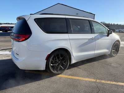2025 Chrysler Pacifica, $37500. Photo 3
