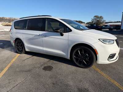 2025 Chrysler Pacifica, $37500. Photo 4