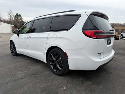 2025 Chrysler Pacifica, $37900. Photo 7