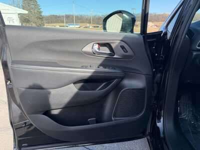 2025 Chrysler Pacifica, $31900. Photo 11
