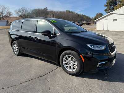 2025 Chrysler Pacifica, $31900. Photo 3