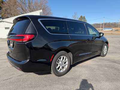 2025 Chrysler Pacifica, $31900. Photo 5