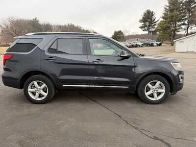 2017 Ford Explorer, $17900. Photo 4