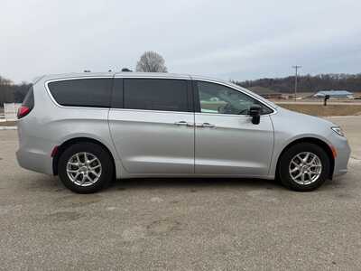 2024 Chrysler Pacifica, $30900. Photo 4