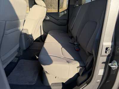 2021 Nissan Frontier, $25900. Photo 5