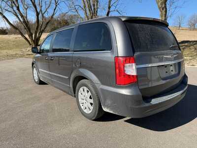 2016 Chrysler Town & Country, $13500. Photo 2