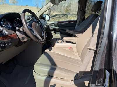 2016 Chrysler Town & Country, $13500. Photo 3