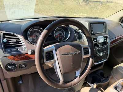 2016 Chrysler Town & Country, $13500. Photo 4