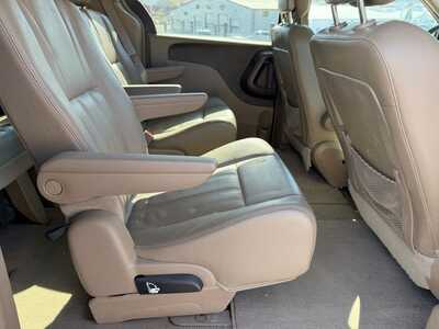 2016 Chrysler Town & Country, $13500. Photo 5