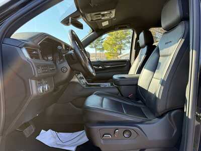 2022 GMC Yukon XL, $58900. Photo 3