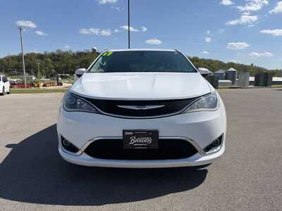 2017 Chrysler Pacifica, $12080. Photo 2