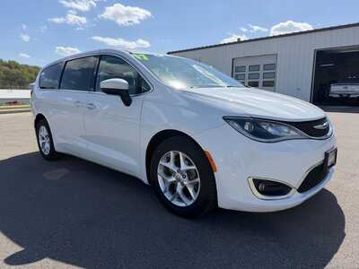 2017 Chrysler Pacifica, $12080. Photo 3