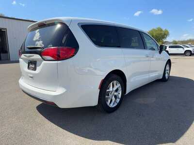 2017 Chrysler Pacifica, $12080. Photo 5