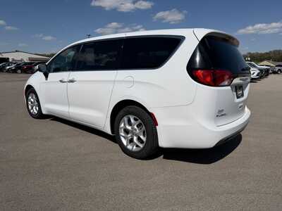 2017 Chrysler Pacifica, $12080. Photo 7