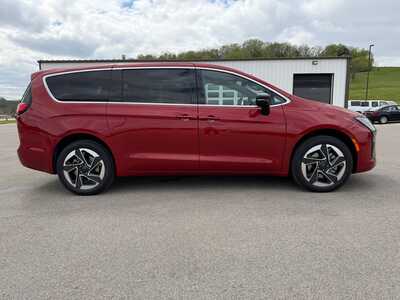 2027 Chrysler Pacifica, $53571. Photo 4