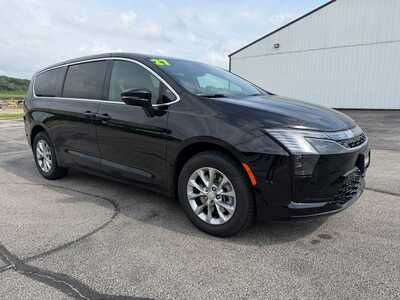 2027 Chrysler Pacifica, $49074. Photo 3