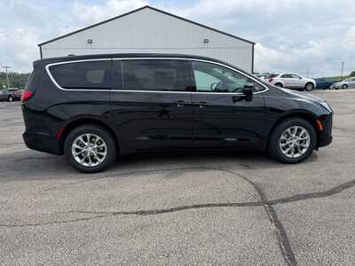 2027 Chrysler Pacifica, $49074. Photo 4