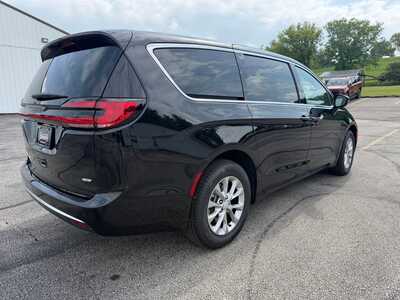 2027 Chrysler Pacifica, $49074. Photo 5
