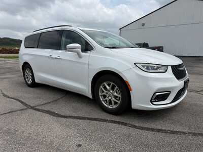 2022 Chrysler Pacifica, $26900. Photo 2