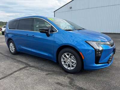 2027 Chrysler Pacifica, $42890. Photo 3