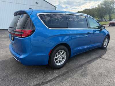 2027 Chrysler Pacifica, $42890. Photo 5