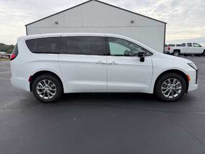 2027 Chrysler Pacifica, $45790. Photo 4