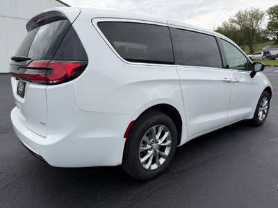2027 Chrysler Pacifica, $45790. Photo 5