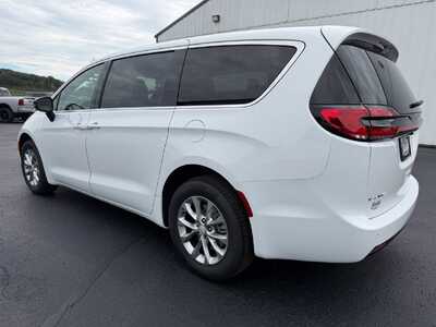 2027 Chrysler Pacifica, $45790. Photo 7