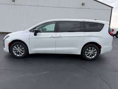 2027 Chrysler Pacifica, $45790. Photo 8