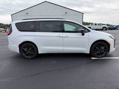 2027 Chrysler Pacifica, $52972. Photo 4