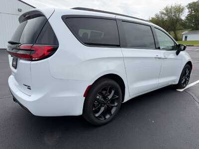 2027 Chrysler Pacifica, $52972. Photo 5