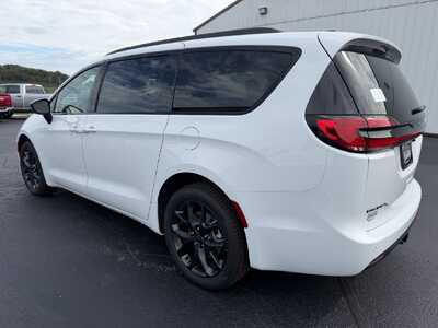 2027 Chrysler Pacifica, $52972. Photo 7