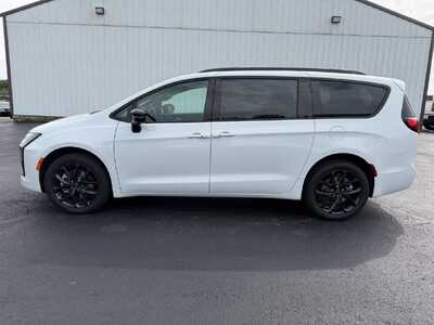 2027 Chrysler Pacifica, $52972. Photo 8