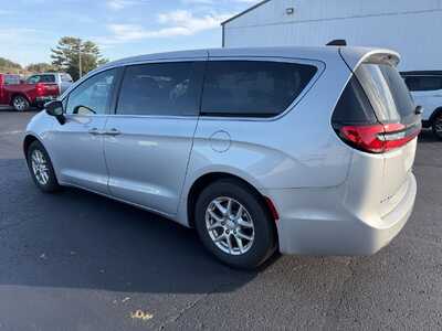 2026 Chrysler Pacifica, $0. Photo 4