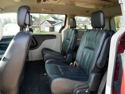 2015 Chrysler Town & Country, $13600. Photo 12