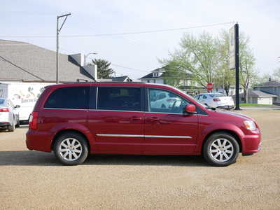 2015 Chrysler Town & Country, $14600. Photo 2