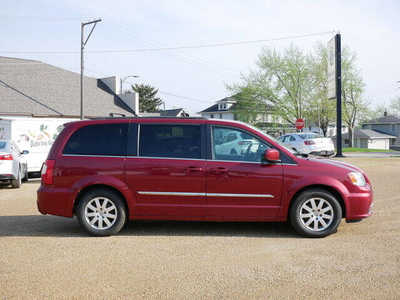 2015 Chrysler Town & Country, $13600. Photo 2