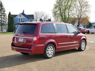 2015 Chrysler Town & Country, $13600. Photo 3