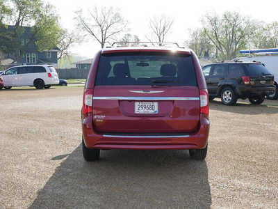 2015 Chrysler Town & Country, $13600. Photo 4
