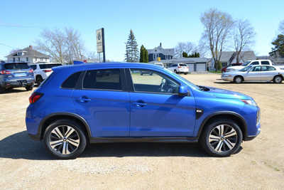 2020 Mitsubishi Outlander, $16555. Photo 2